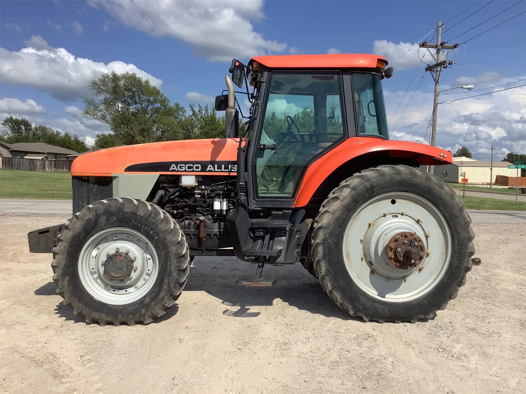 AGCO 1825H Lawn Tractor