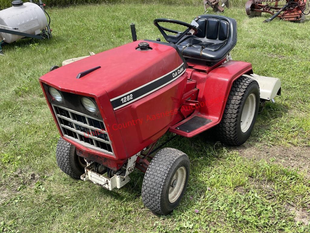 AMF 1010 Lawn Tractor