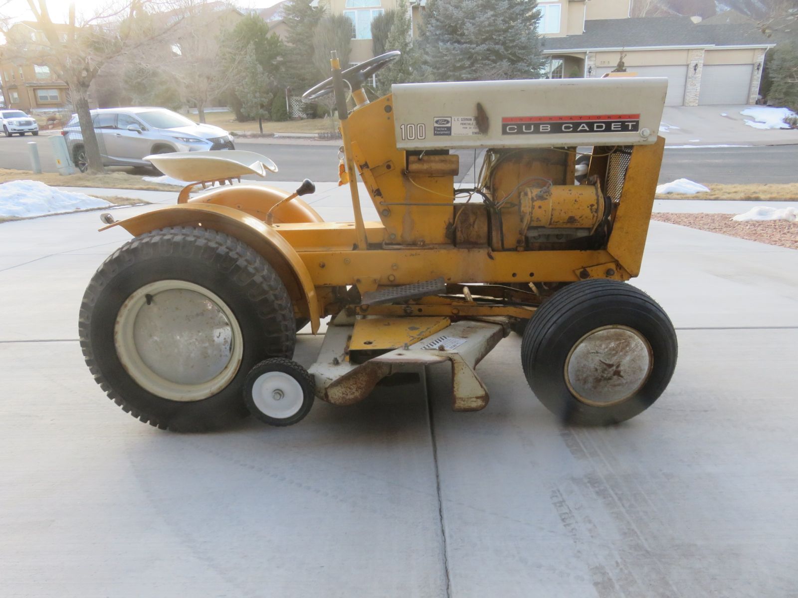 Cub Cadet 100 Lawn Tractor