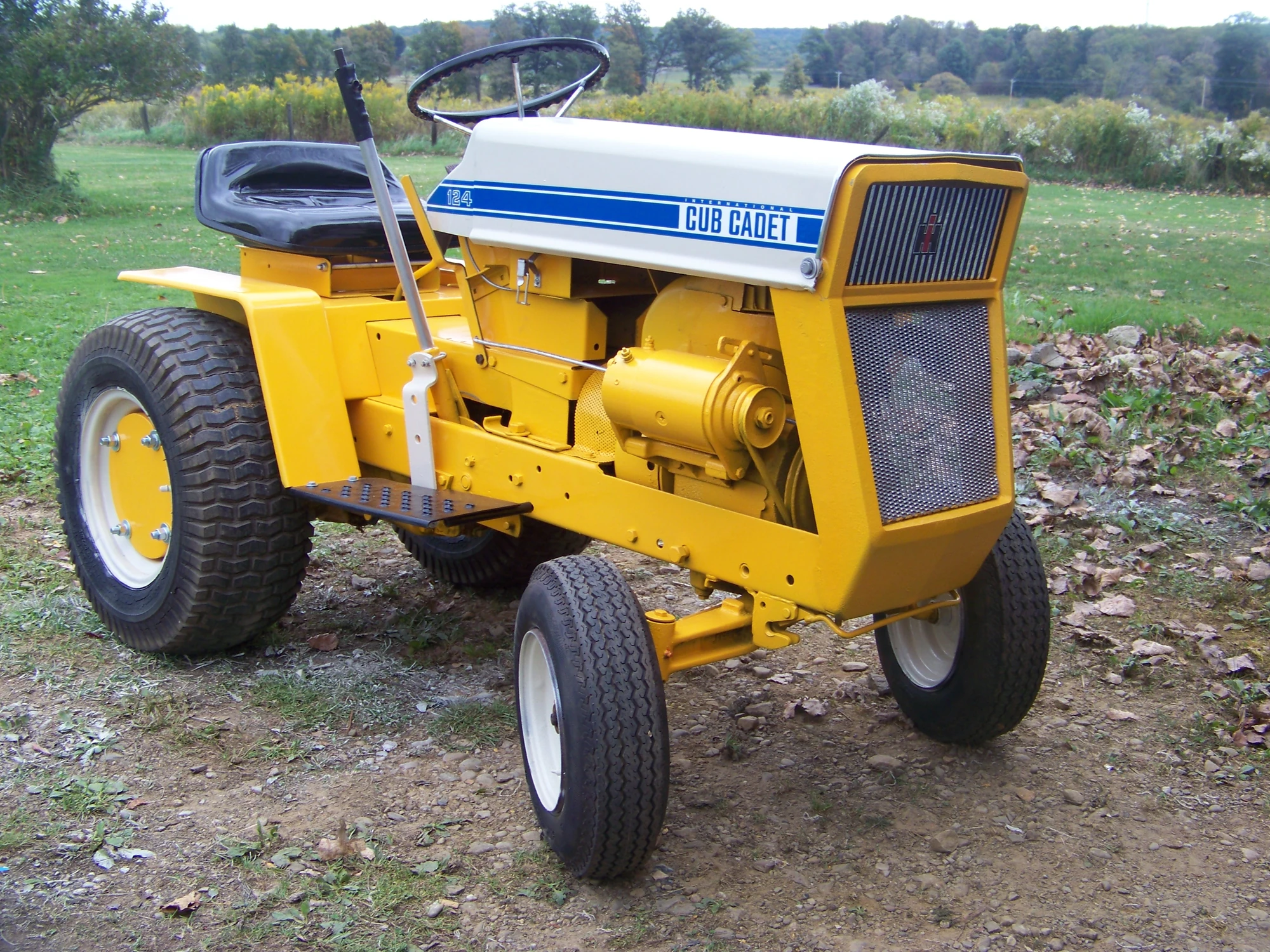 Cub Cadet 124 Lawn Tractor