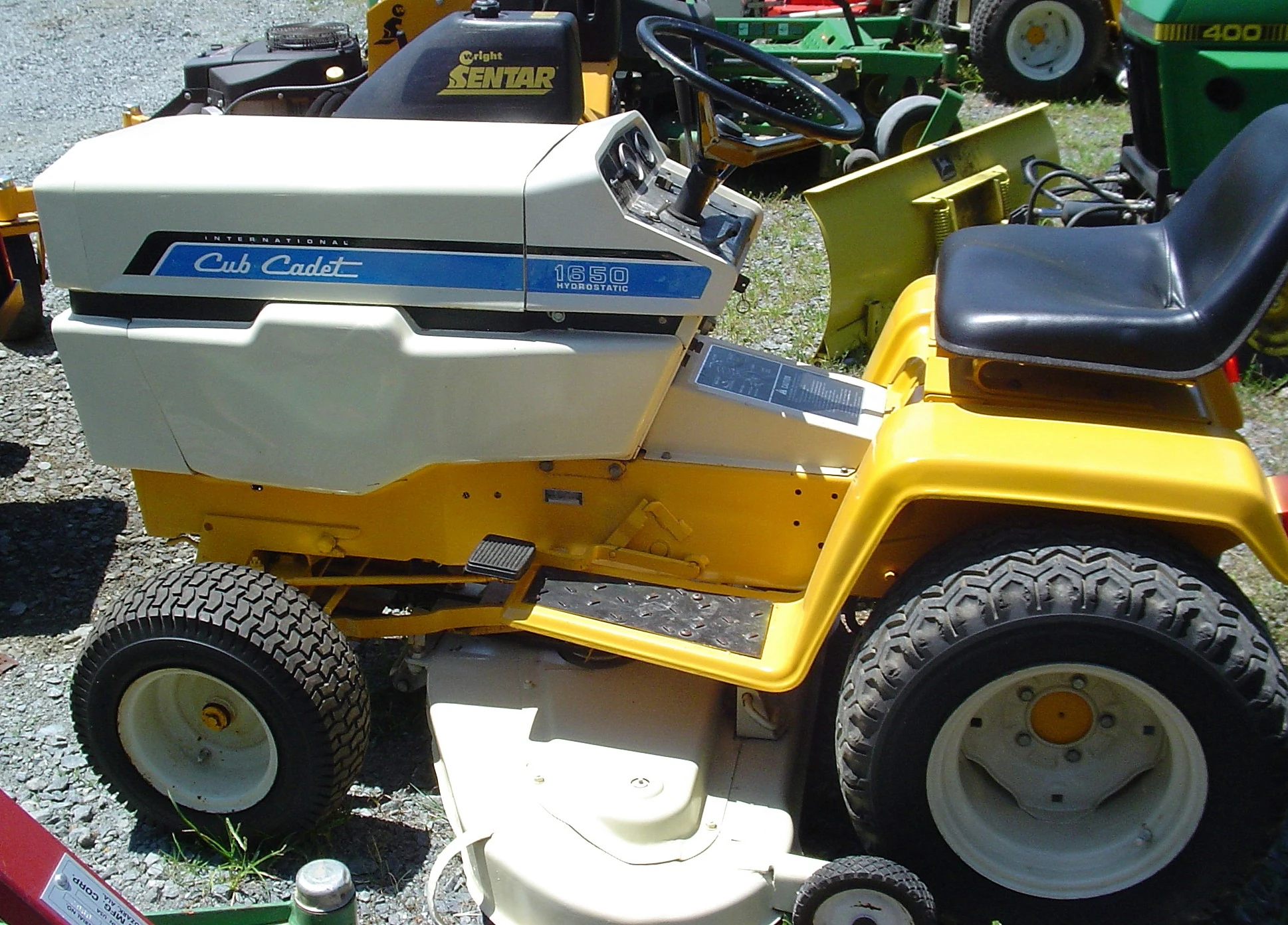 Cub Cadet 1650 Lawn Tractor