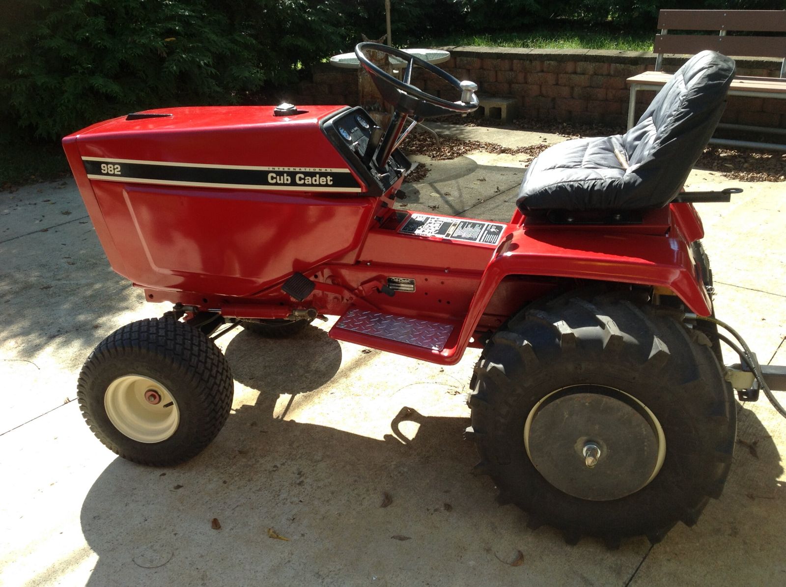 Cub Cadet 2072 Lawn Tractor
