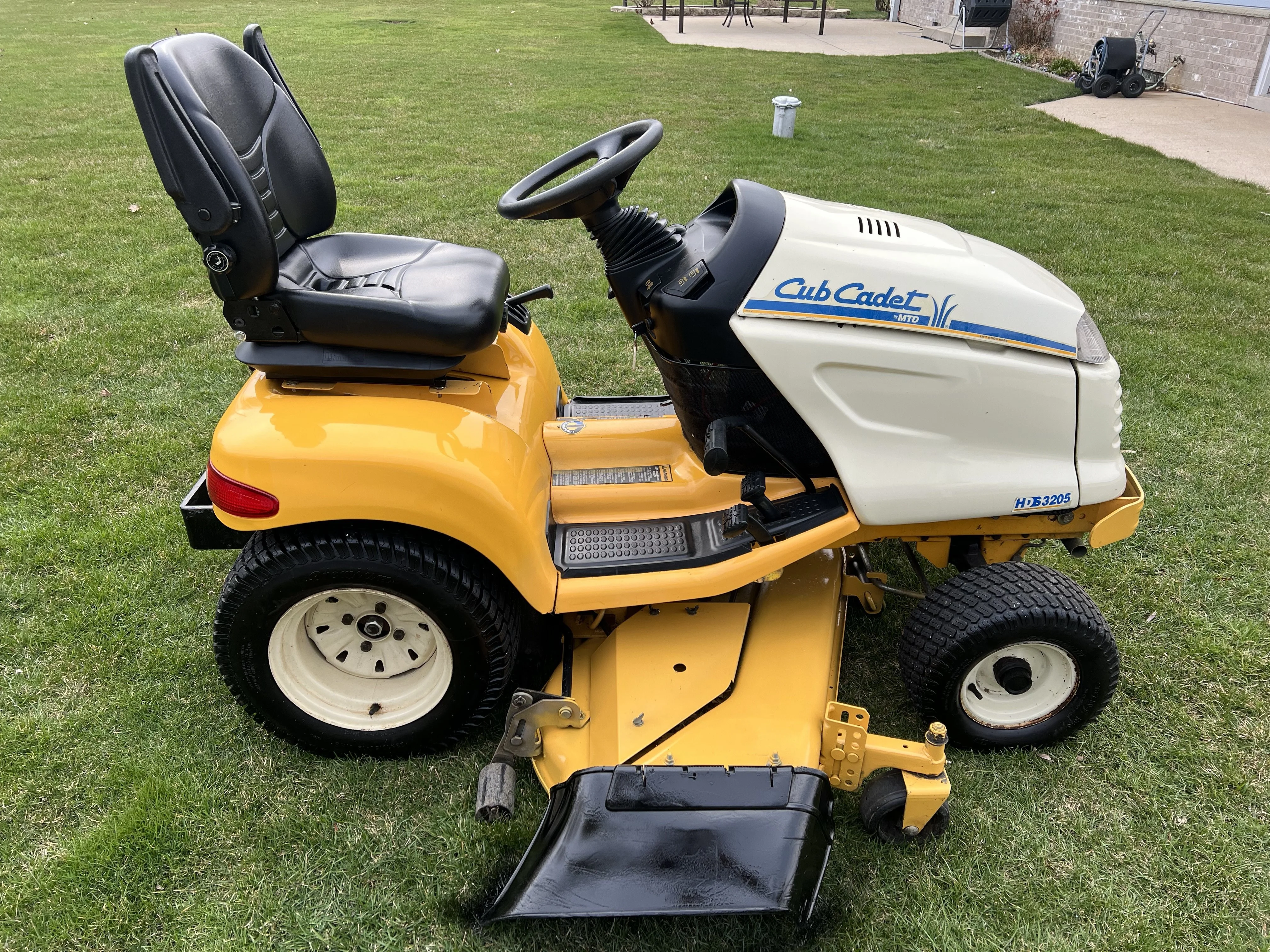 Cub Cadet 3205 Lawn Tractor