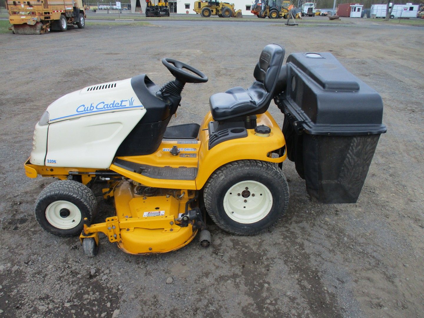 Cub Cadet 3206 Lawn Tractor