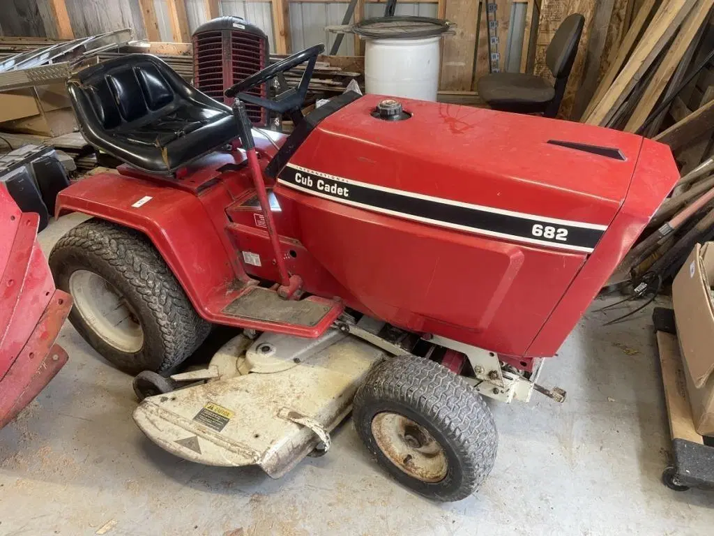 Cub Cadet 682 Lawn Tractor