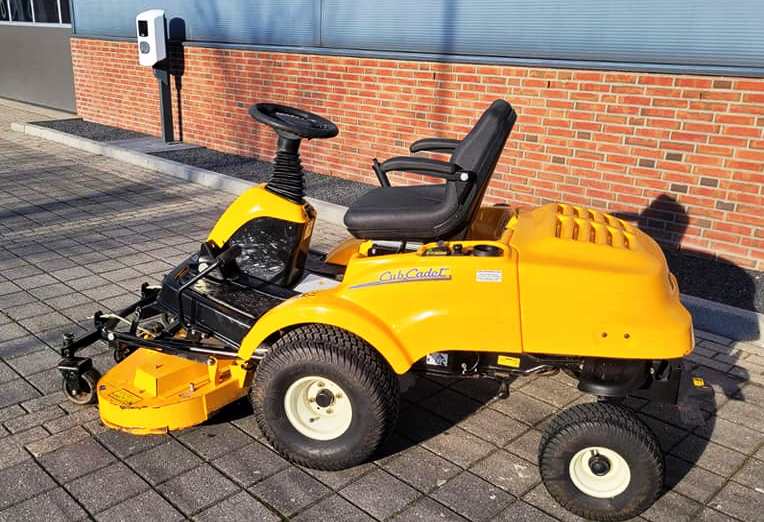 Cub Cadet FMZ 50 SD Lawn Tractor