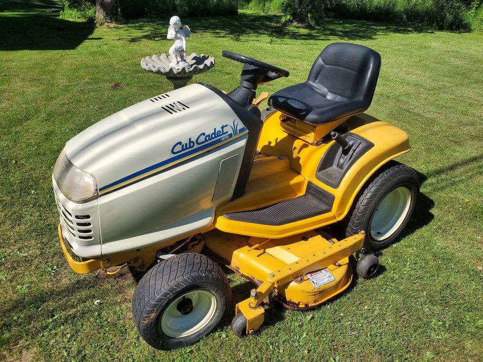 Cub Cadet HDS 2165 Lawn Tractor