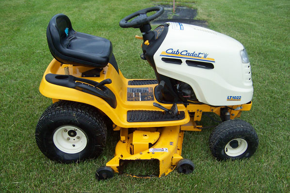 Cub Cadet LT 1022 Lawn Tractor