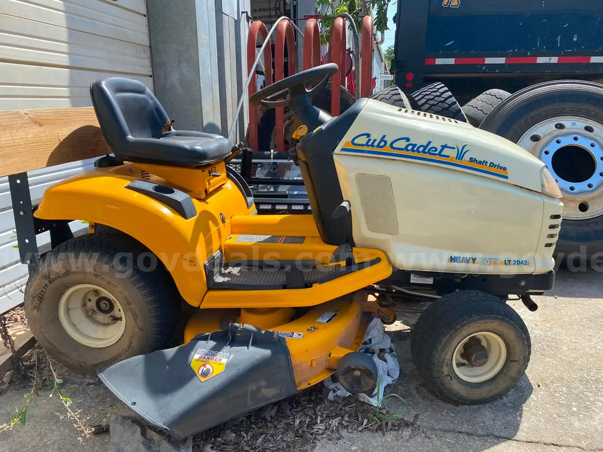 Cub Cadet LT 2042 Lawn Tractor