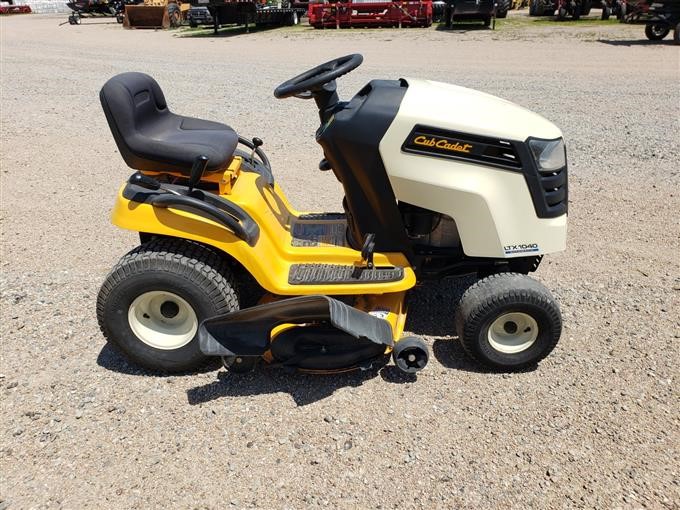 Cub Cadet Tank S6031 Lawn Tractor