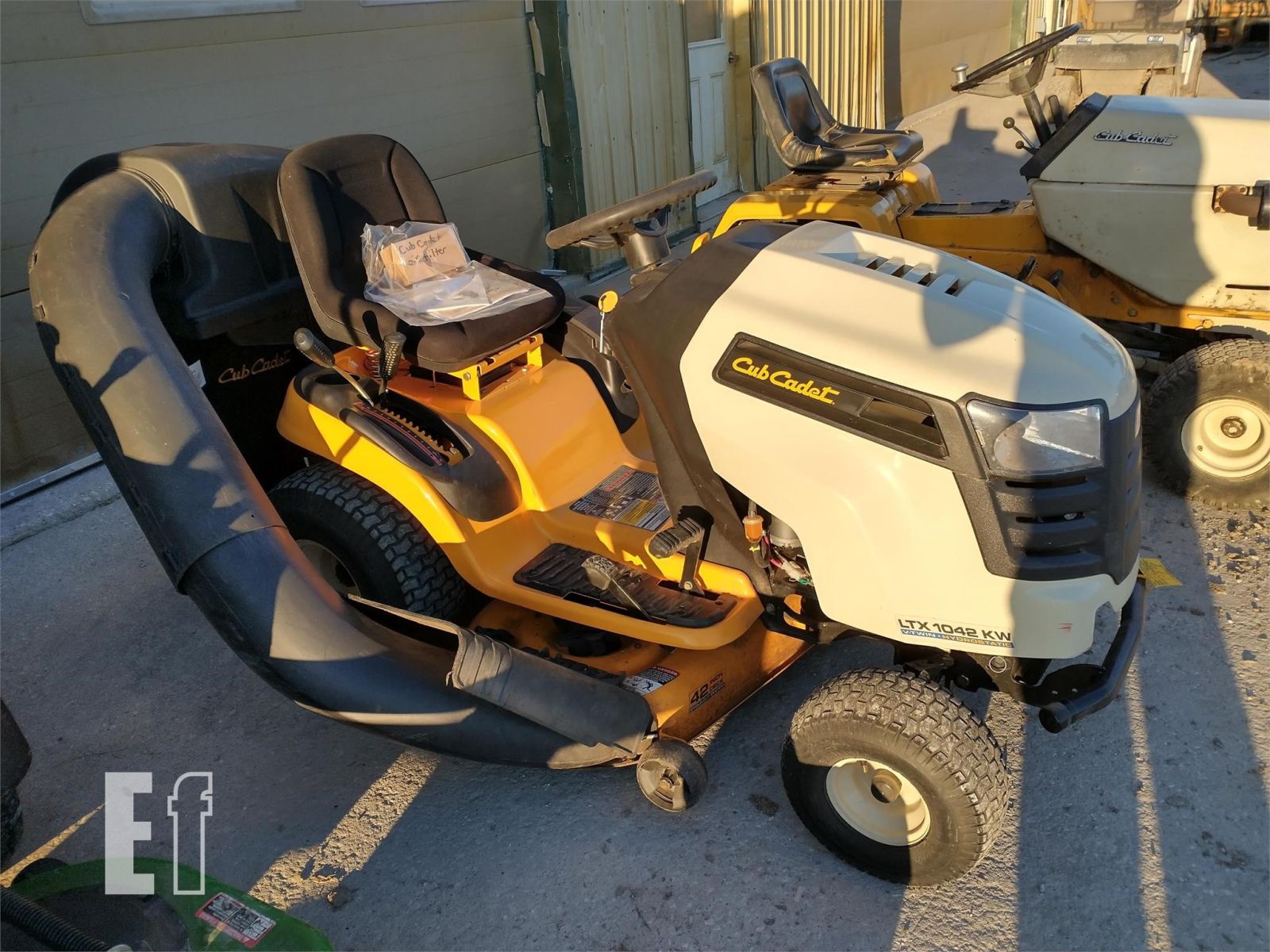 Cub Cadet LTX 1042 KW Lawn Tractor