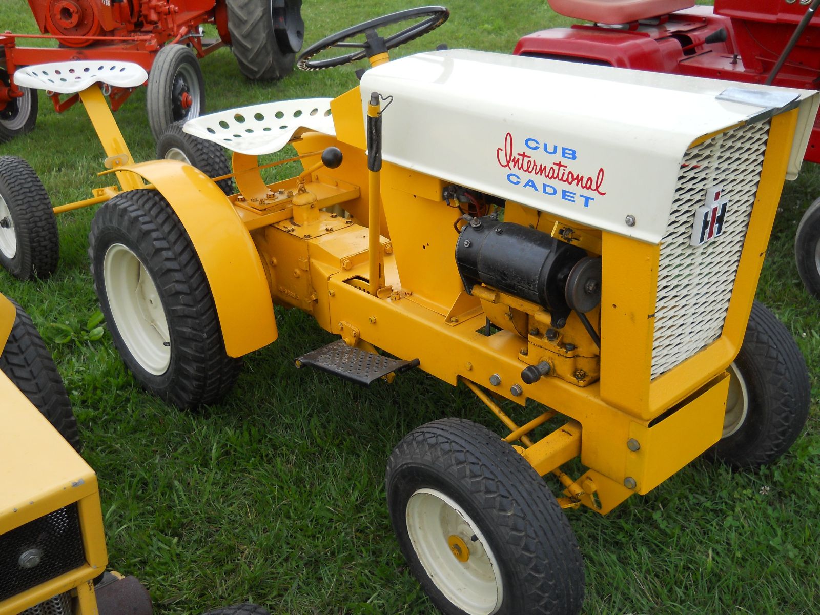 Gilson 890 Cadet Lawn Tractor