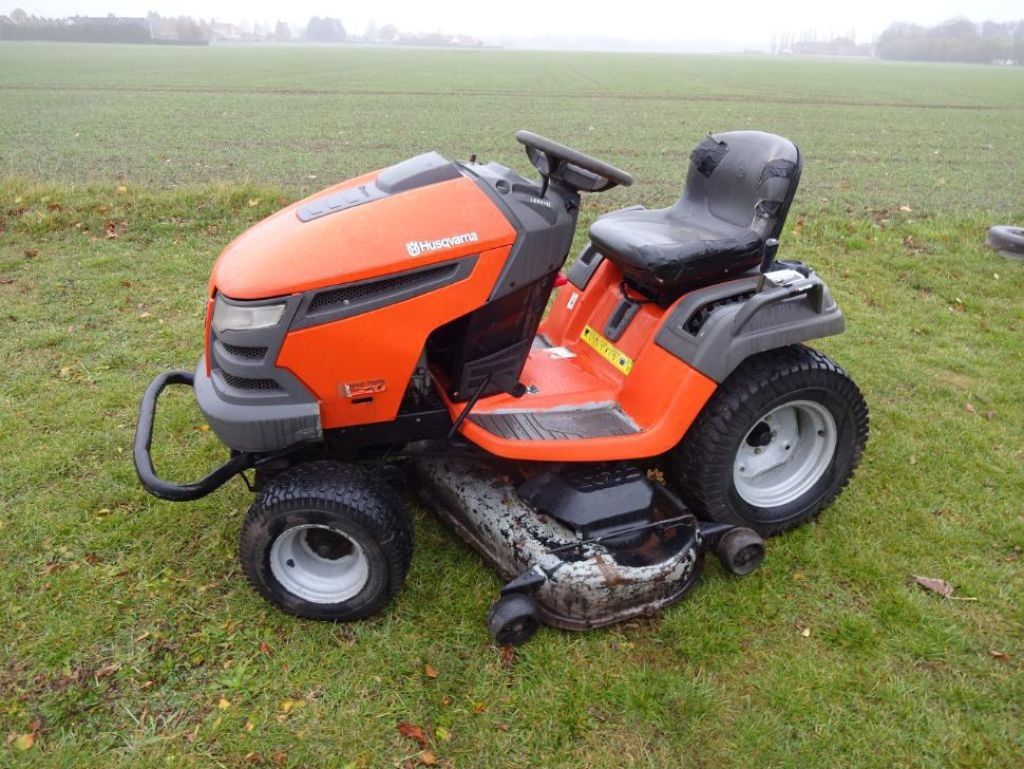 Husqvarna YTH220 Lawn Tractor