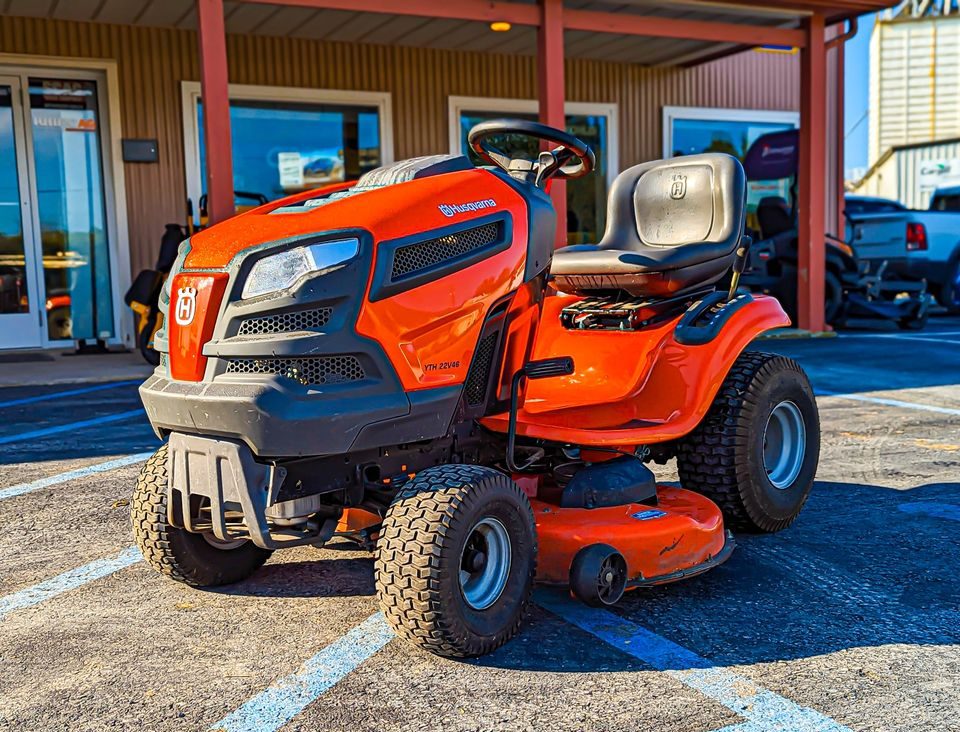 Husqvarna YTH22V46 Lawn Tractor