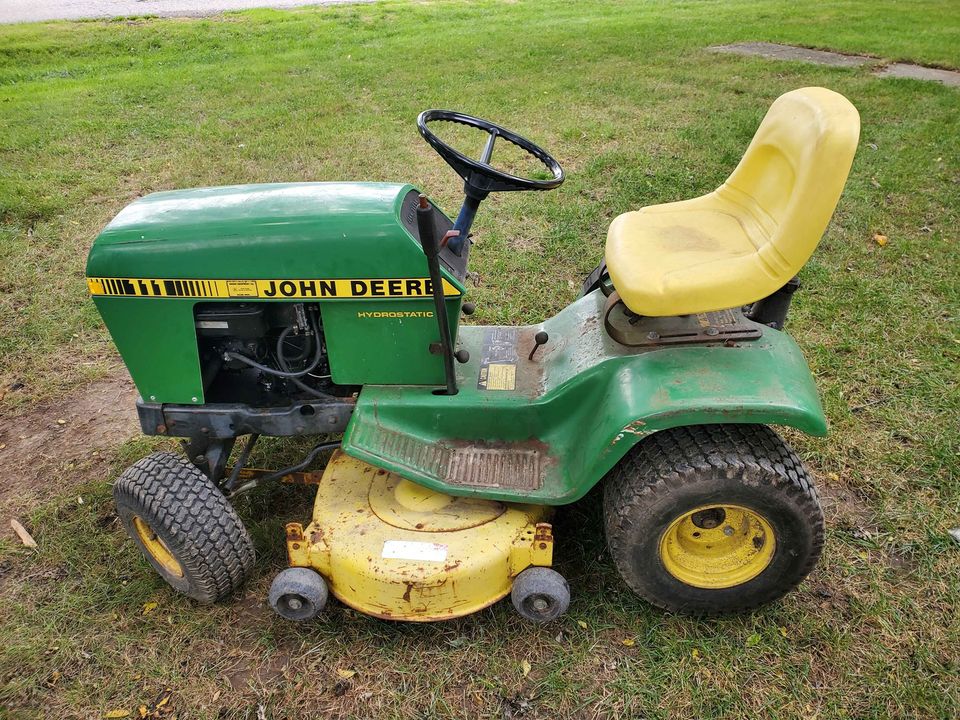 John Deere 111H Lawn Tractor