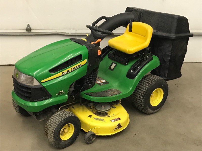 John Deere 115 Lawn Tractor