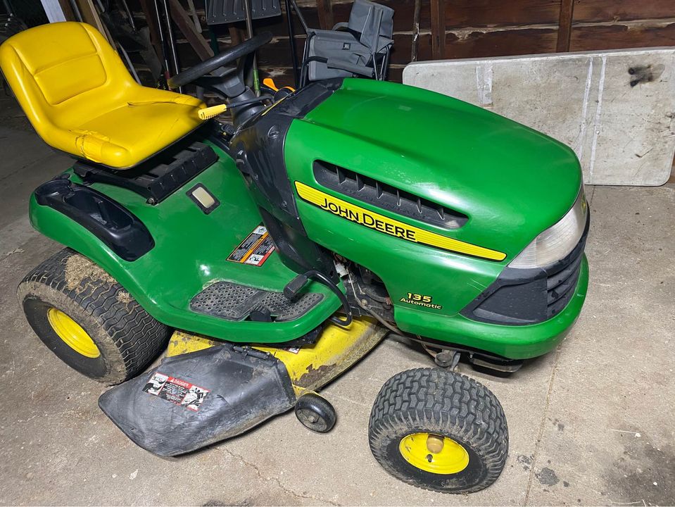 John Deere 135 Lawn Tractor