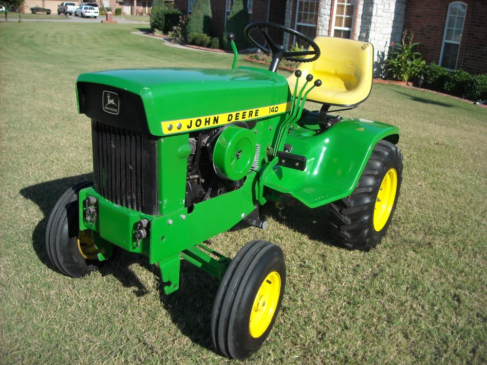 John Deere 140 Lawn Tractor