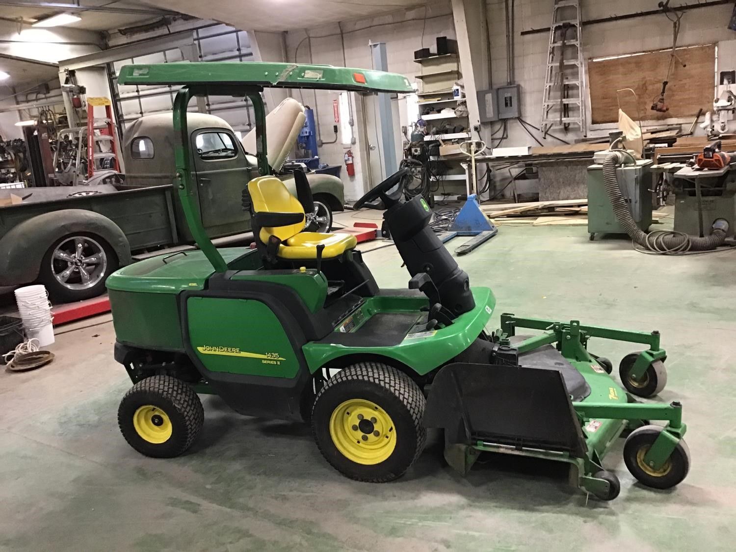 John Deere 1435 Lawn Tractor