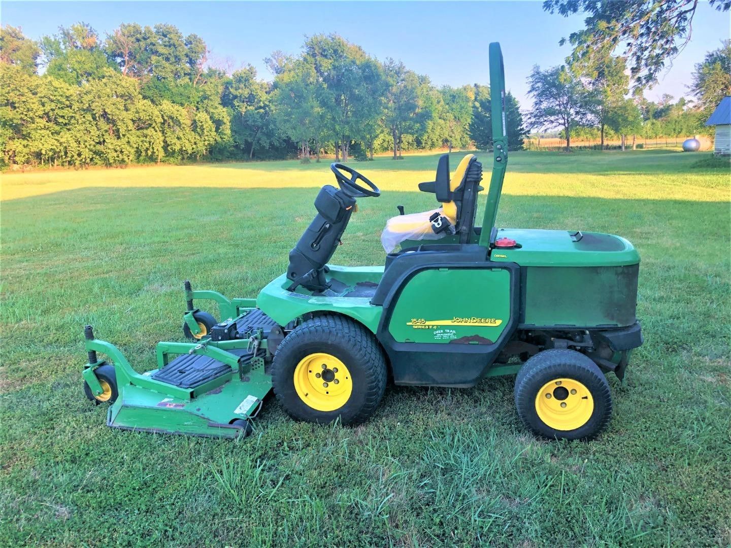 John Deere 1545 Lawn Tractor