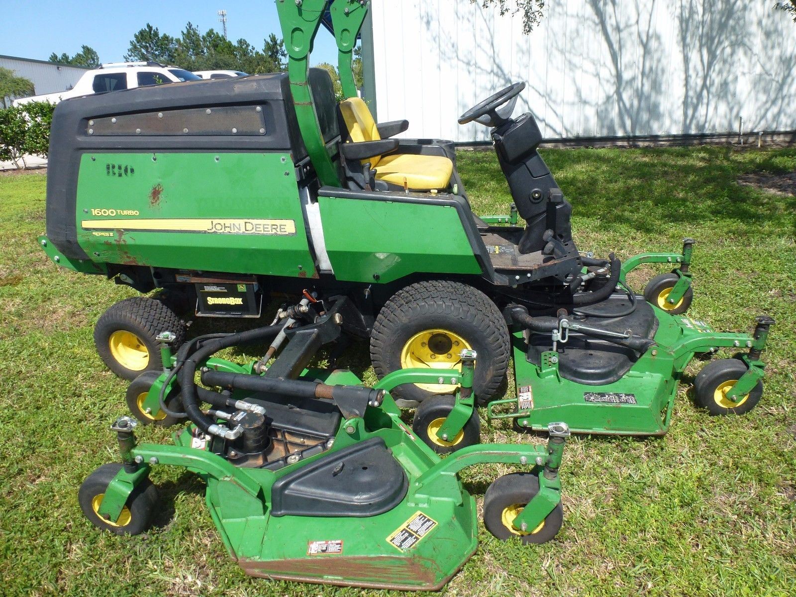 John Deere 1600 Lawn Tractor