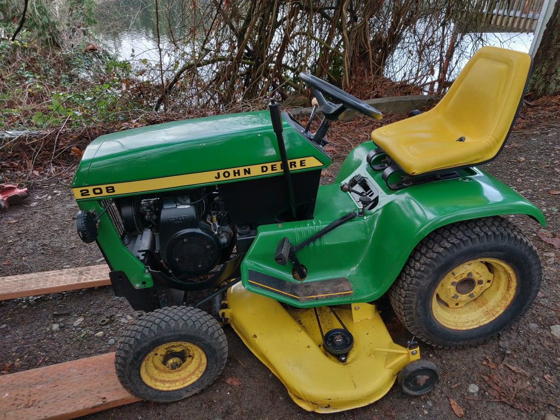 John Deere 208 Lawn Tractor