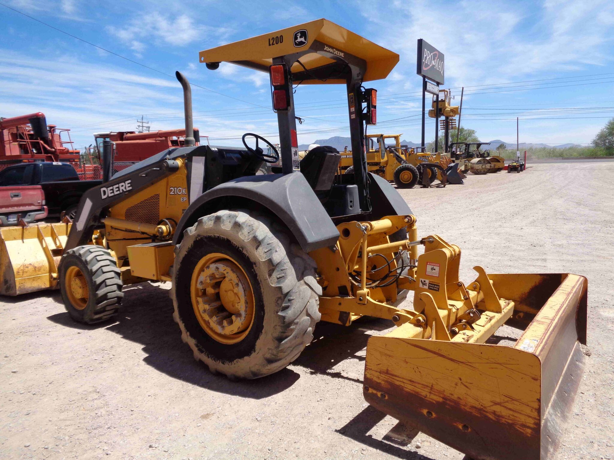 John Deere 210K — view 3