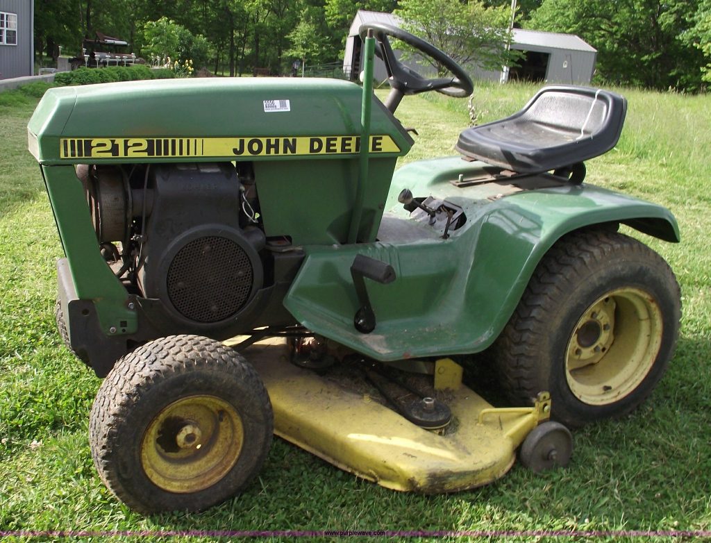 John Deere 212