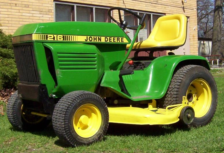 John Deere 216 Lawn Tractor