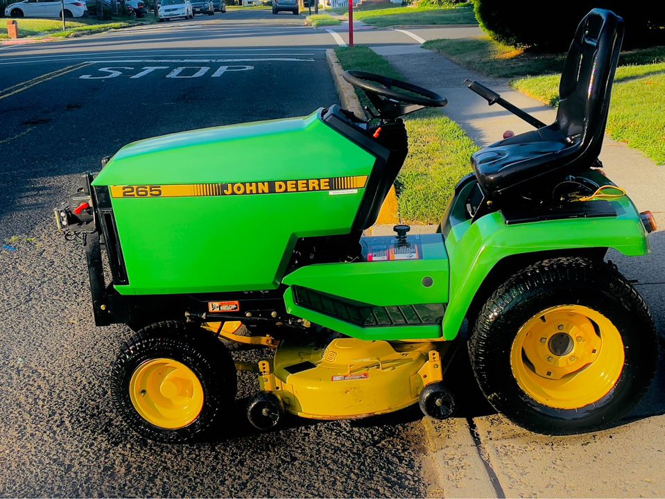 John Deere 265 Lawn Tractor