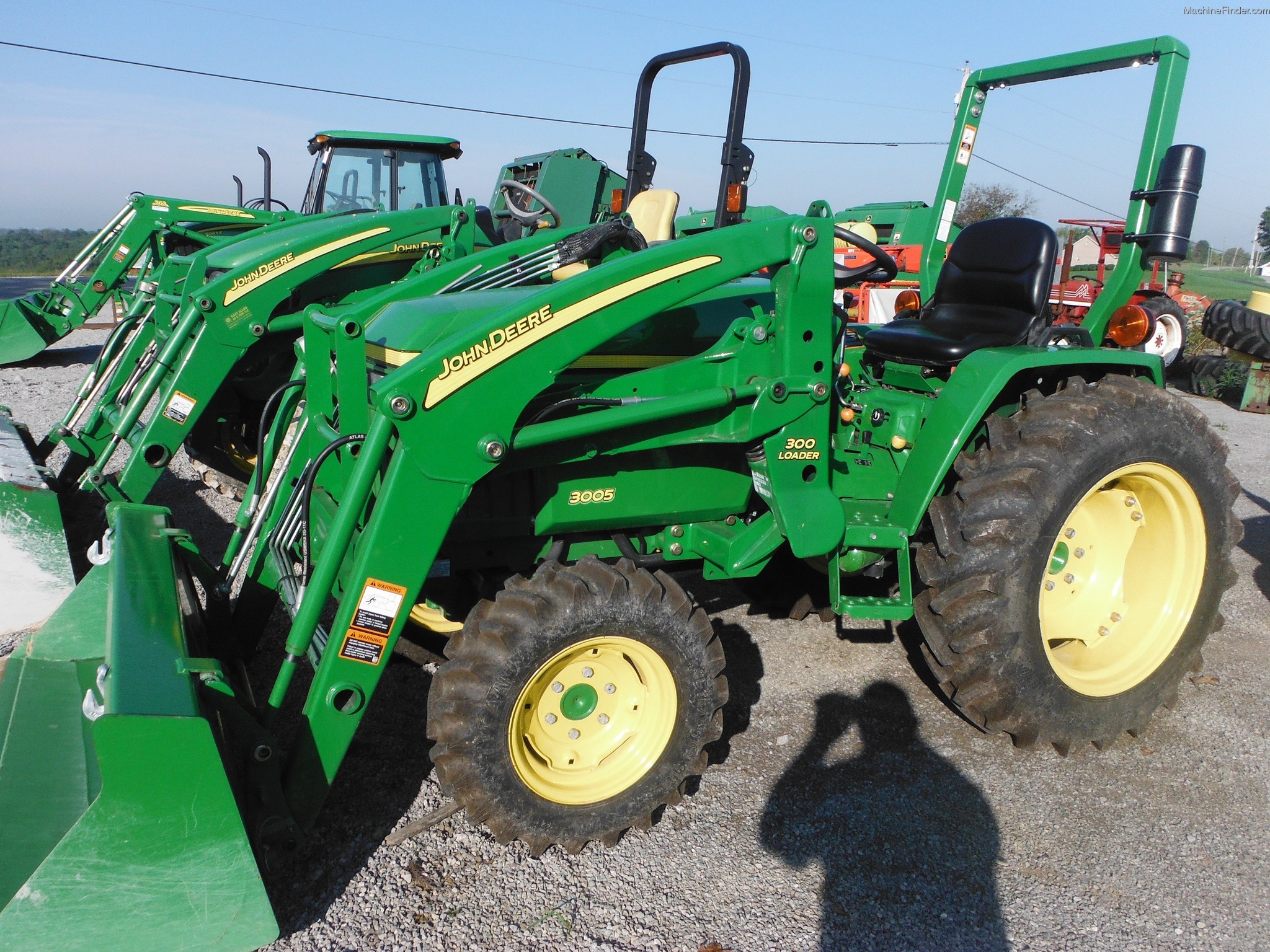 John Deere 3005 — view 2