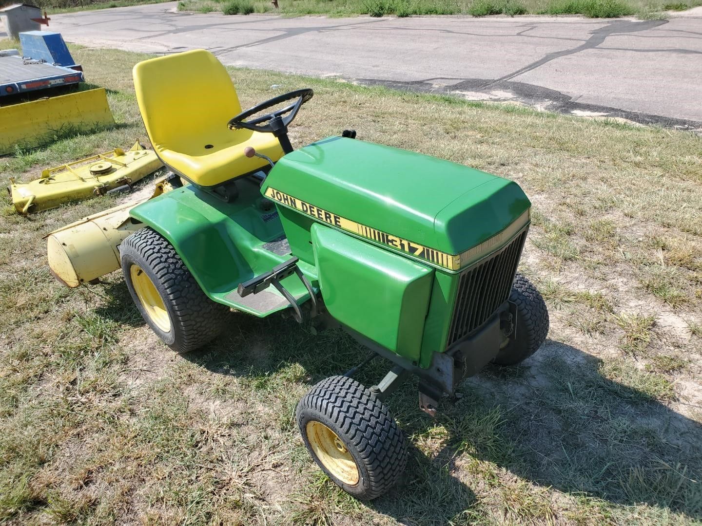 John Deere 317 Lawn Tractor