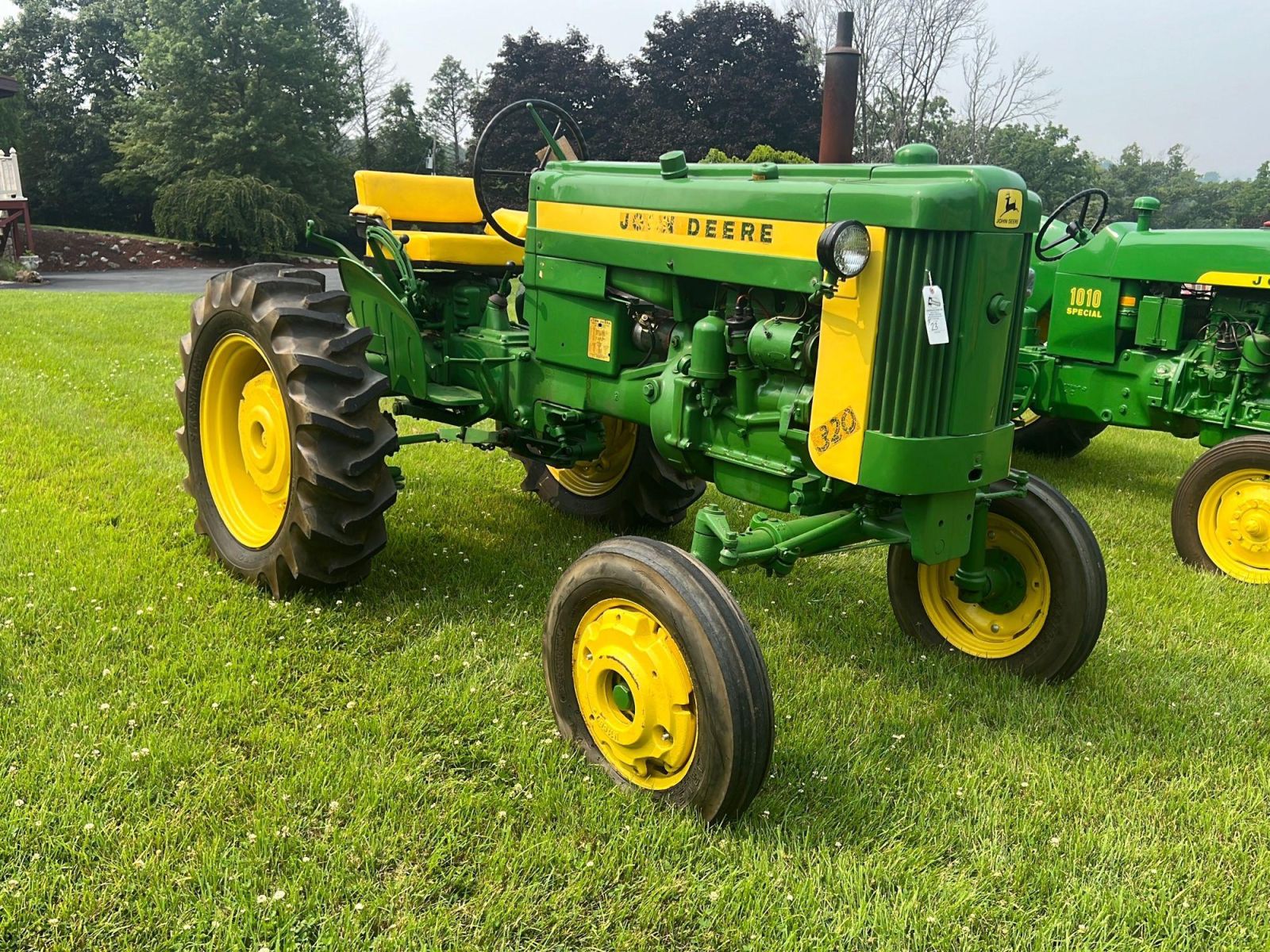 John Deere 320 Lawn Tractor