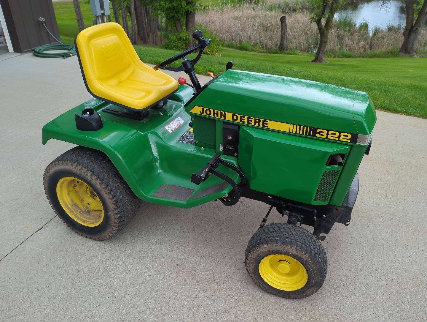 John Deere 322 Lawn Tractor