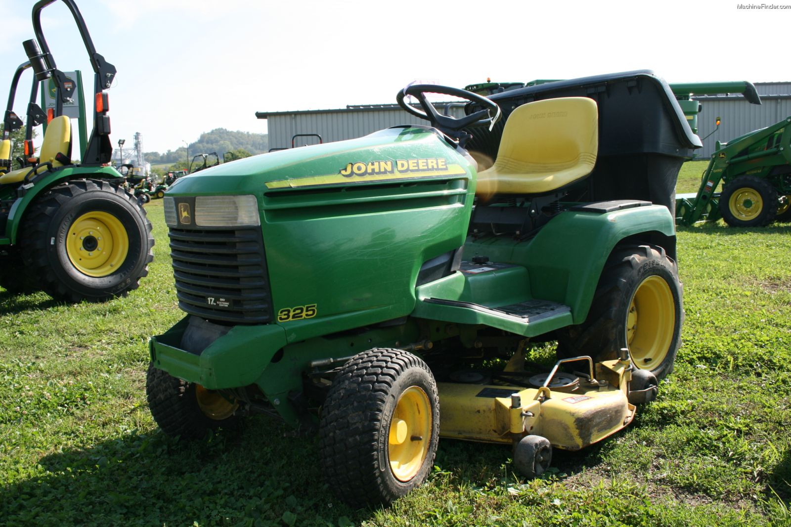 John Deere 325 Lawn Tractor