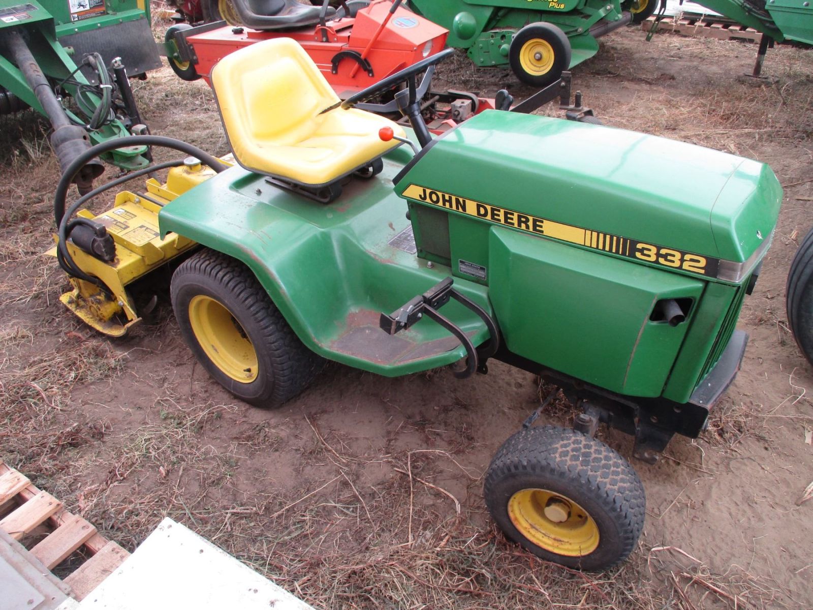 John Deere 332 Lawn Tractor