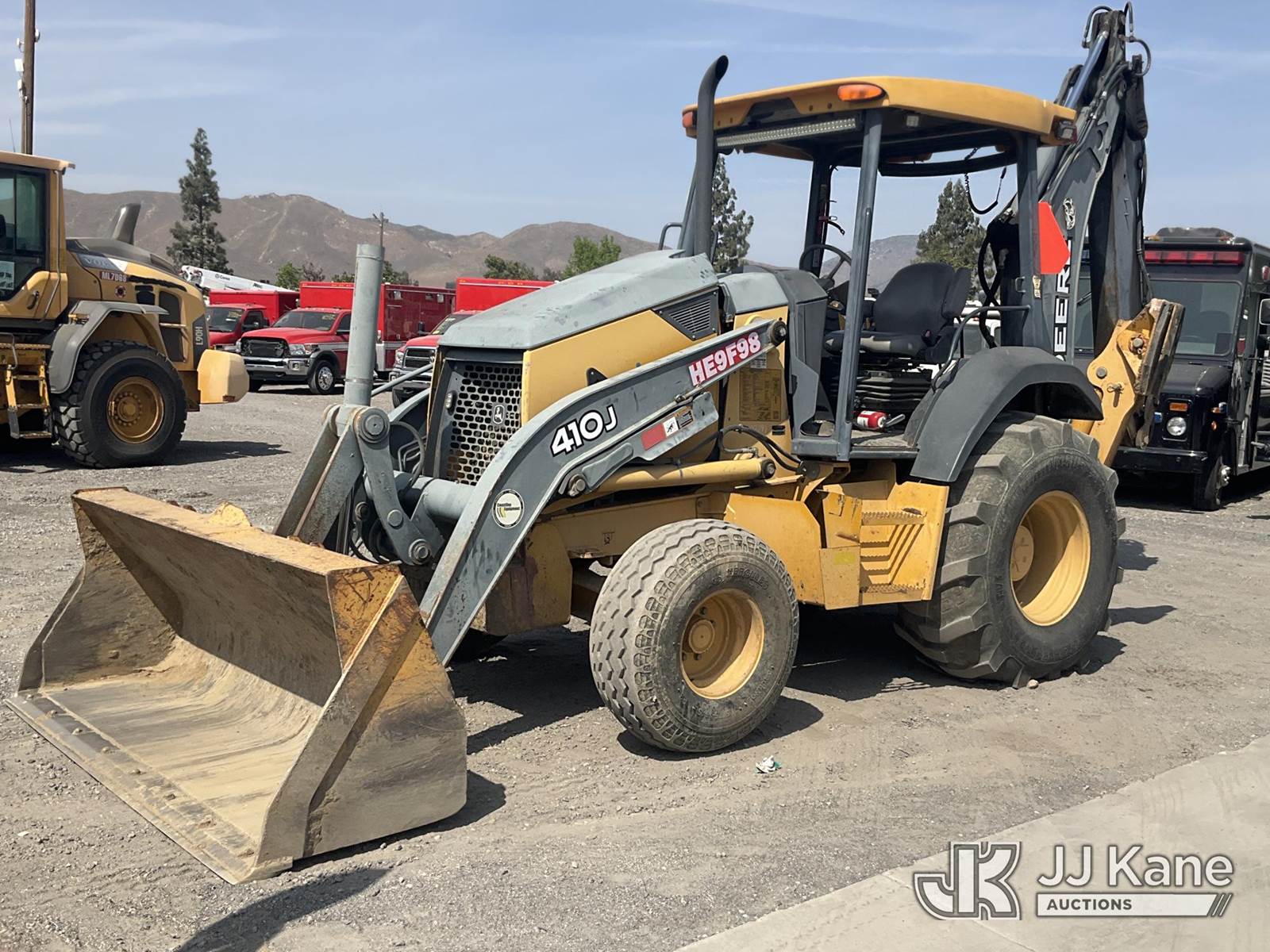 John Deere 410J — view 3