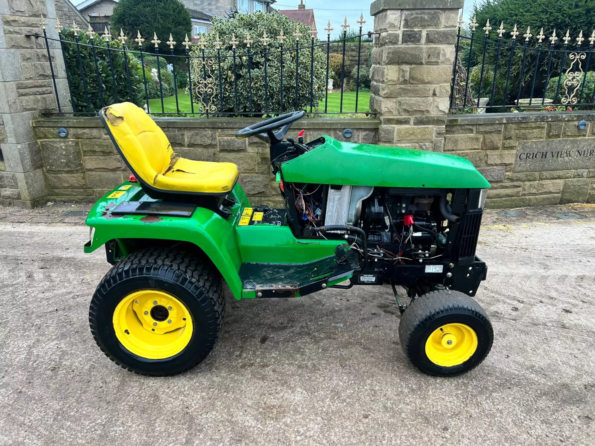 John Deere 415 Lawn Tractor