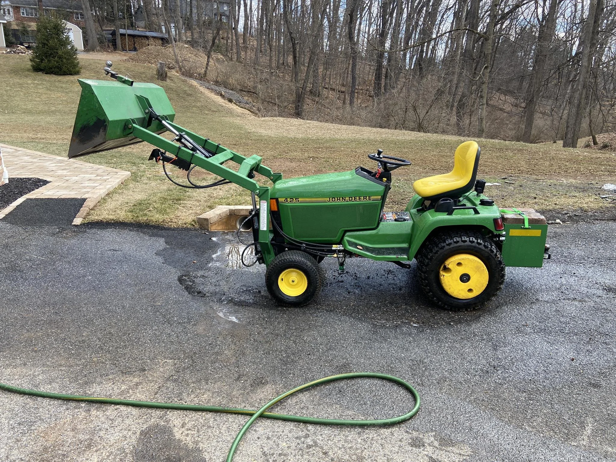 John Deere 425 Lawn Tractor