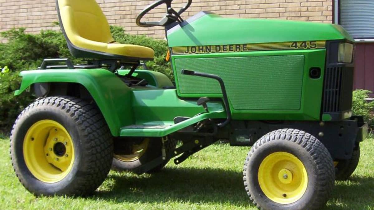 John Deere 445 Lawn Tractor
