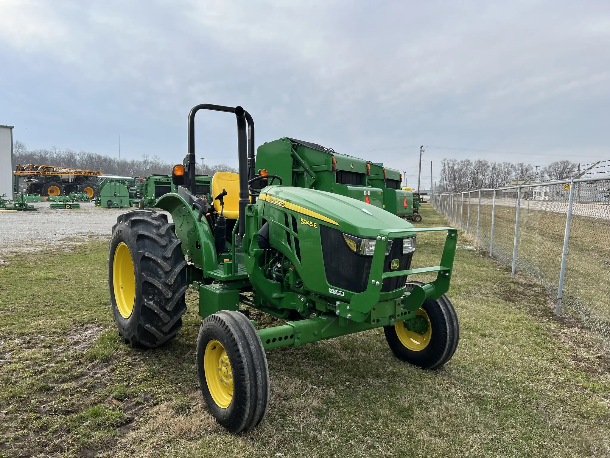 John Deere 5045E — view 2