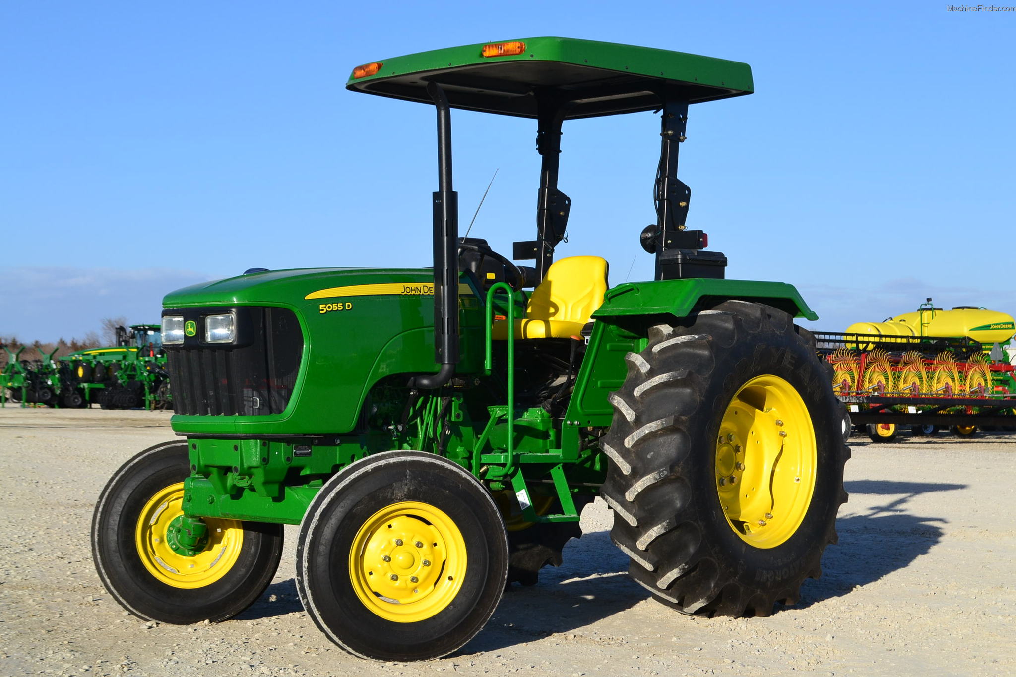 John Deere 5055D — view 2