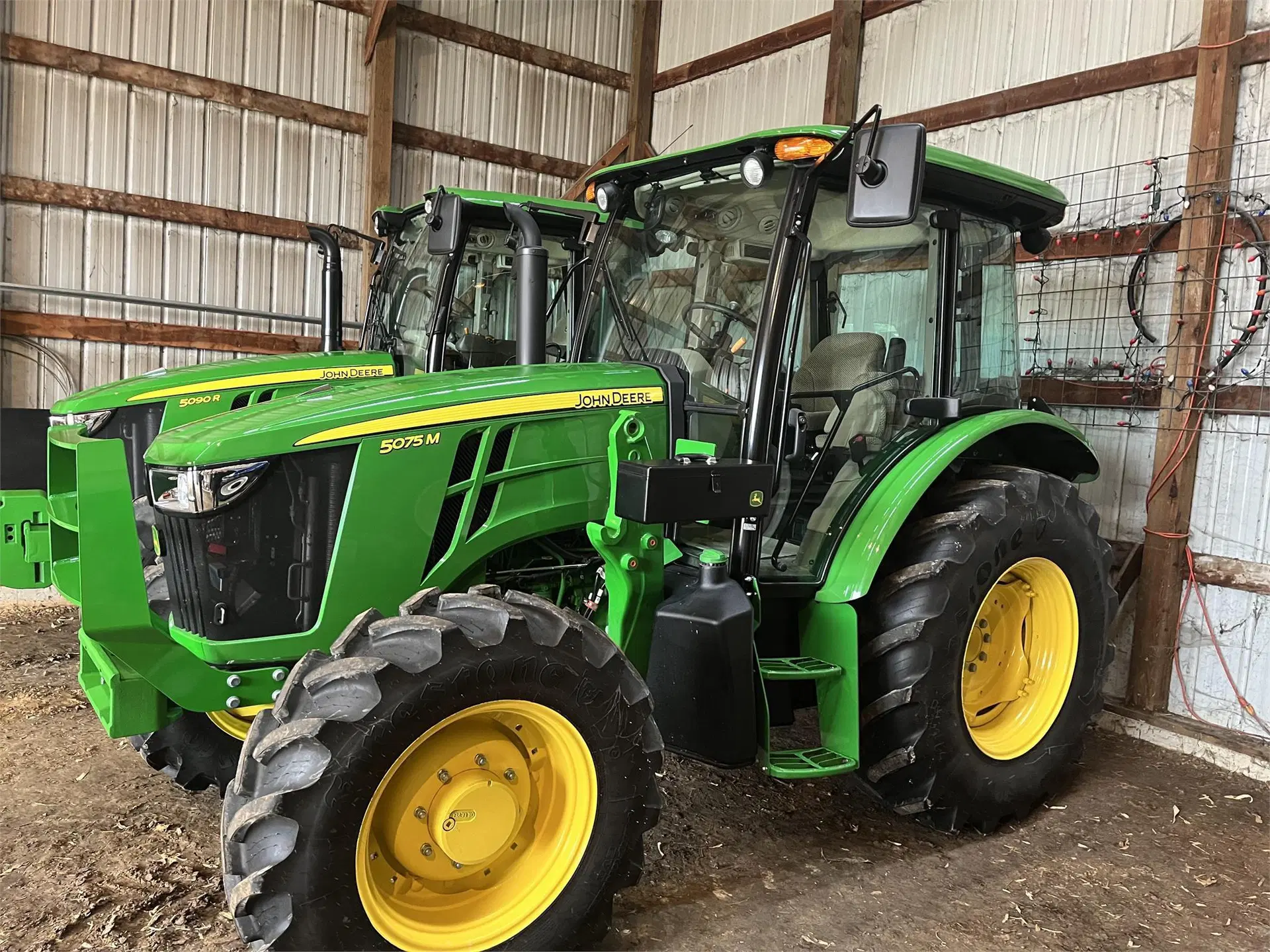 John Deere 5075M — view 2