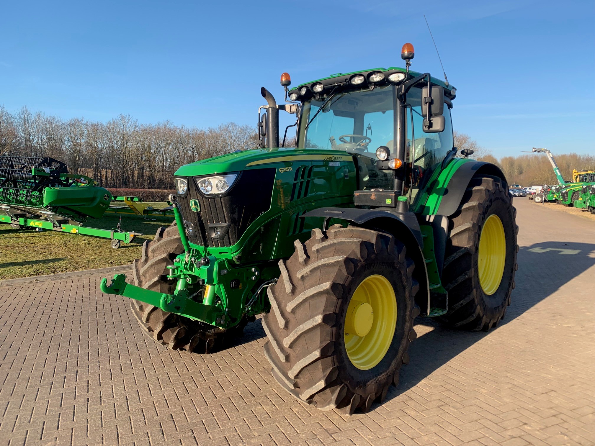 John Deere 6215R — view 2