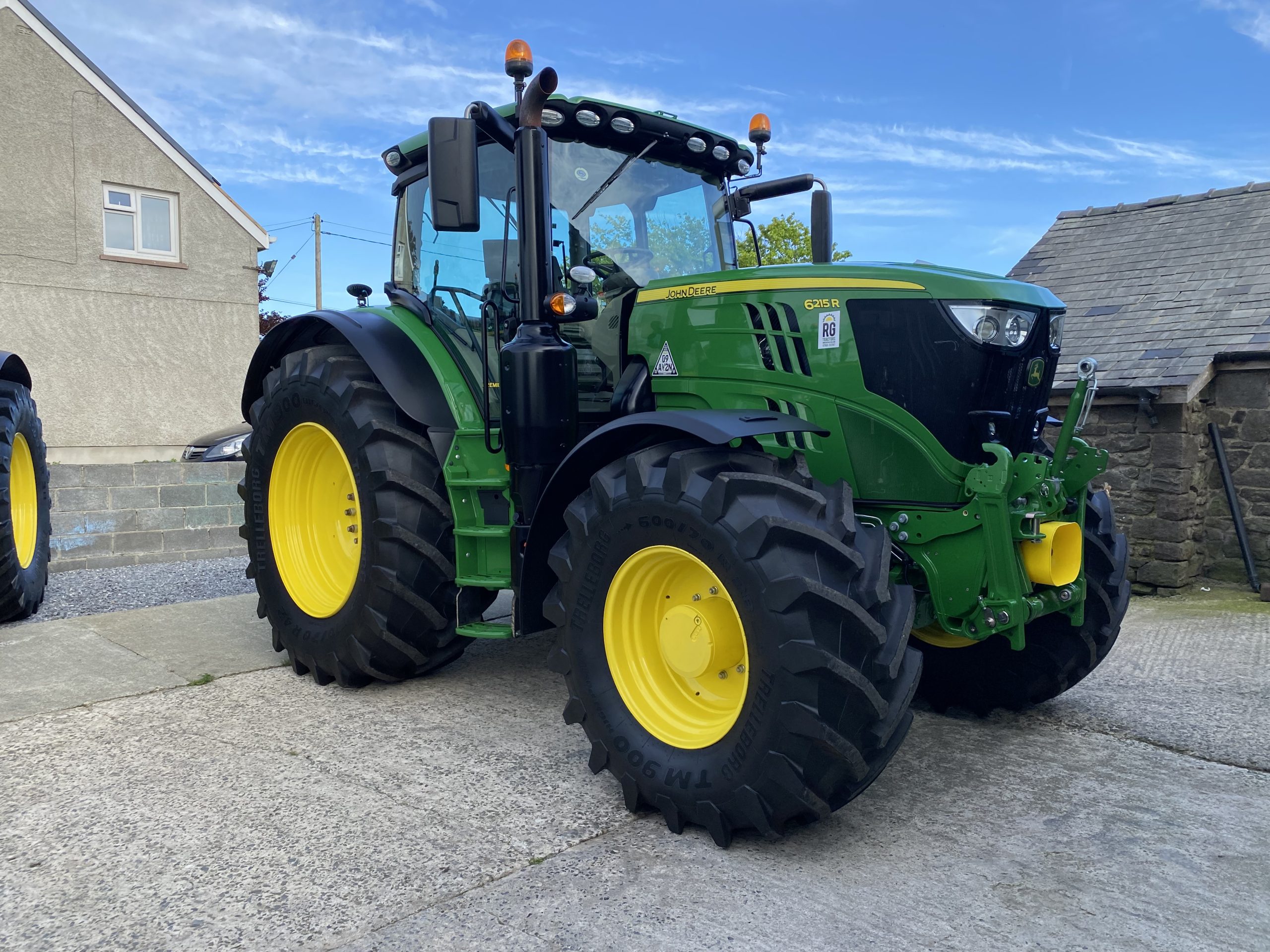 John Deere 6215R — view 3