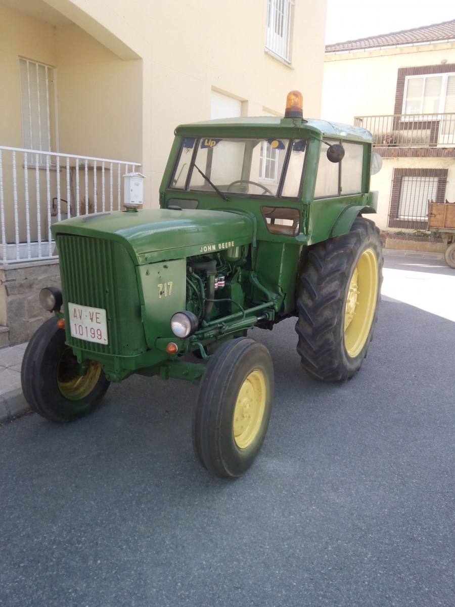 John Deere 717 Lawn Tractor