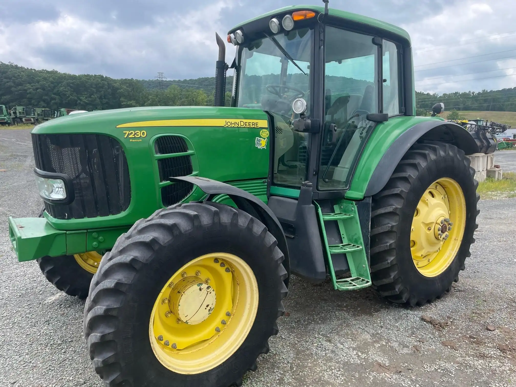 John Deere 7230 — view 2