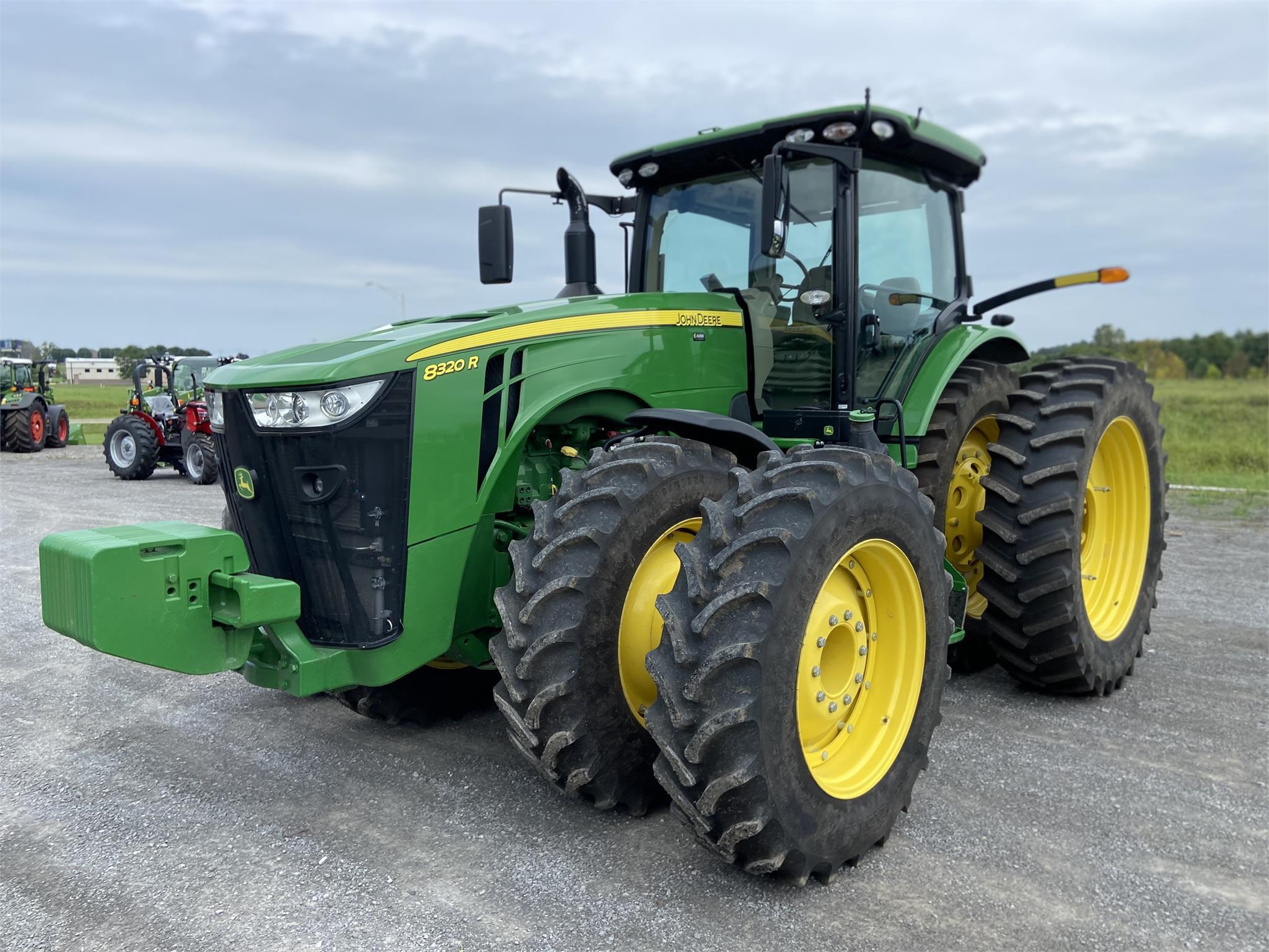 John Deere 8320R — view 2
