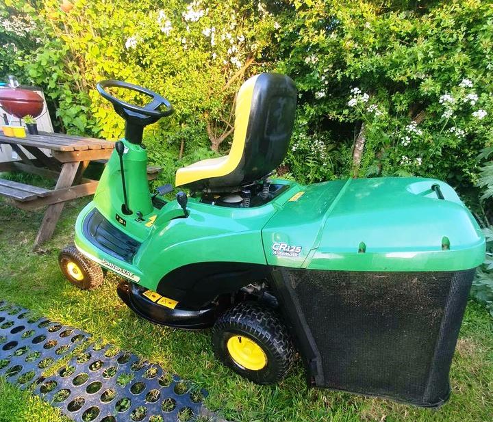 John Deere CR125 Lawn Tractor