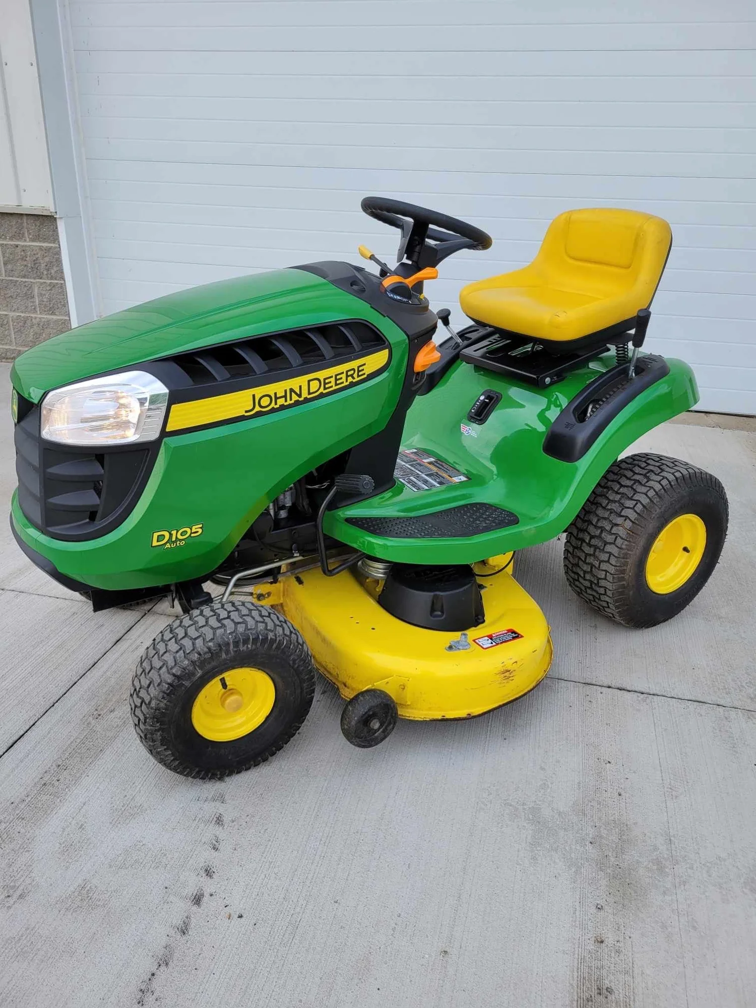 John Deere D105 Lawn Tractor